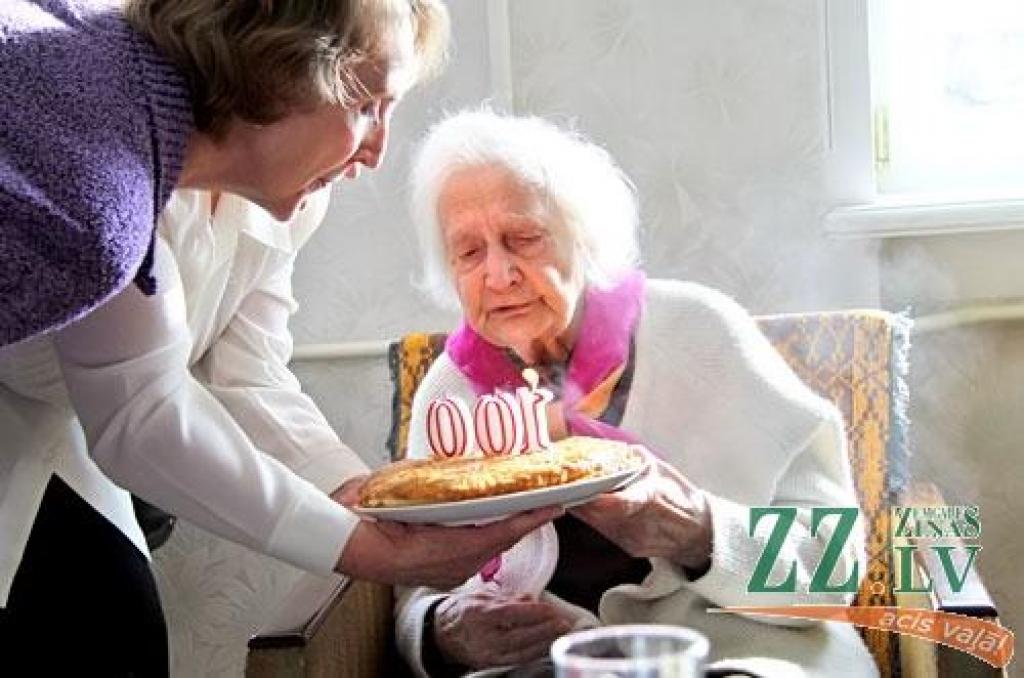 Savu simto dzimšanas dienu Jefrosinija Mironova sagaidījusi labestības un gaišu domu piepildīta.
Autors: Agris Samcovs