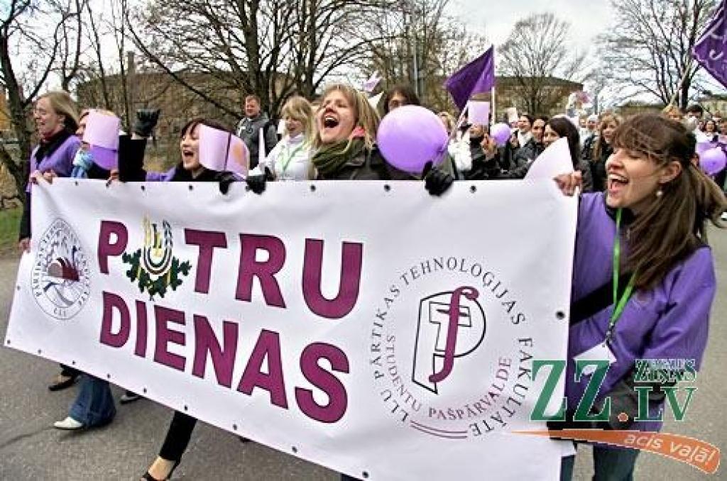 Ap sešdesmit Latvijas Lauksaimniecības universitātes Pārtikas tehnoloģijas fakultātes studentu trešdien ar ielu gājienu no kopmītnēm Jāņa Čakstes ielā uz pili iesāka savu tradicionālo fakultātes popularizēšanas pasākumu «Putru dienas...