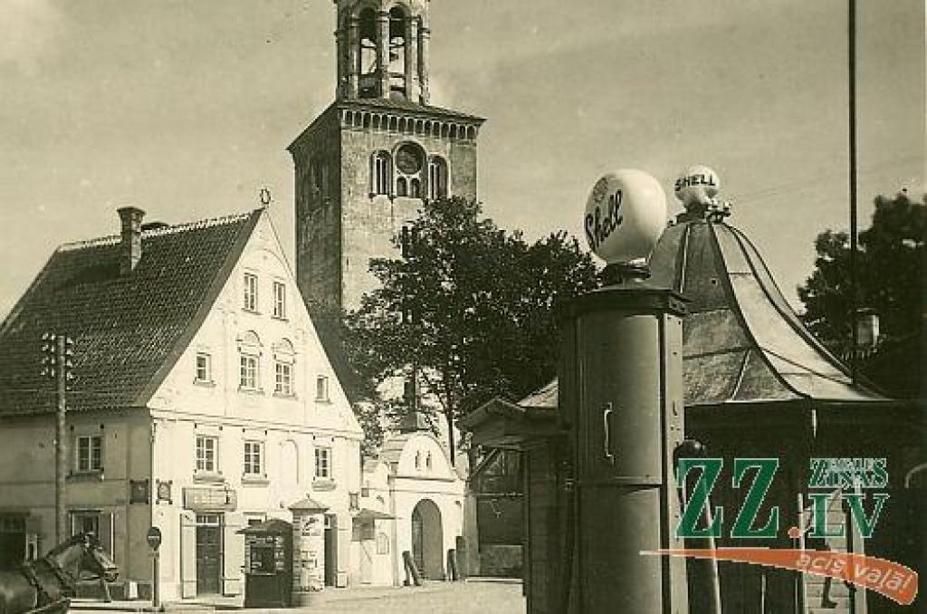 Karā sagrautās Sv.Trīsvienības baznīcas palikušais tornis ir vienīgais objekts, kas šajā ainavā saglabājies no pagātnes. Jāmin, ka tā bija viena no vecākajām būvēm Jelgavā. Pēc Jelgavas Vēstures un mākslas muzeja datiem, Trīsvienības...