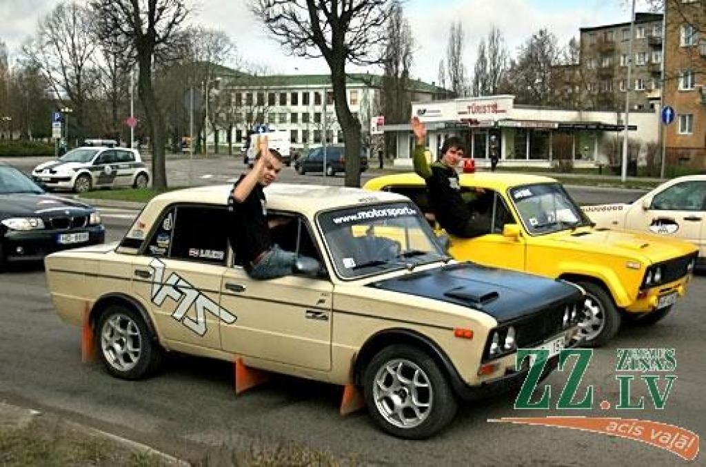 23.aprīlī ar varenu studentu gājienu un auto tehnikas parādi «mehi» soļoja uz Tehnisko fakultāti (TF), kādreizējo Mehanizācijas fakultāti, ieskandinot 16.Mehu dienas ar devīzi «Tur mana laime, kur Mehu saime».

Iespaidīgā tehnikas parāde...