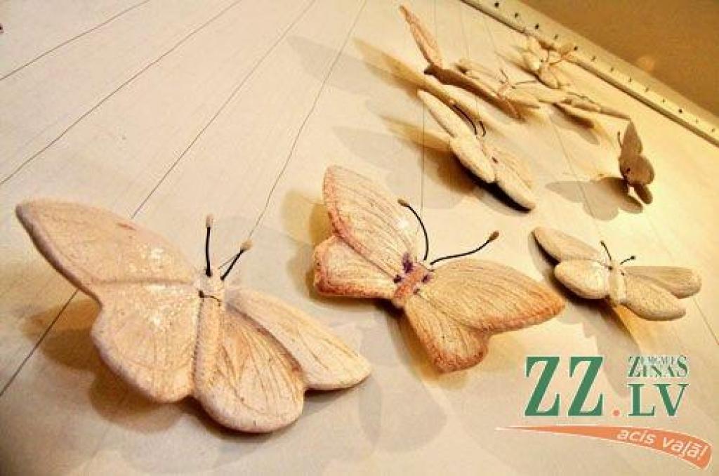 Pavisam klusi Jelgavas Mākslas skolas galerijā savu izstādi atklājušas trīs Jelgavas keramiķes – Undīne Stepka, Valda Semane un Sarmīte Zutere –, mākslinieces, kas savulaik strādājušas «Latvijas keramikā» un radījušas ne vienu vien...