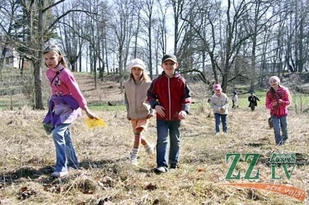 «Iestādi savu koku! Iemācies izgatavot putnu būrīti un arī ieklausies putnu balsīs! Proti rīkoties meža ugunsgrēka gadījumā!» šīs un vairākas citas ar mežu saistītas prasmes ceturtdien apguva 130 Vilces pamatskolas skolēni, sākot no...