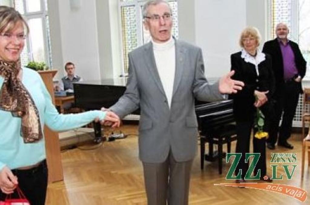 Nedēļas foto. Atsūti savu parakstu!

Ko domā Paulis Rēvelis, turot pie rokas Jelgavas Vakara (maiņu) vidusskolas skolnieci?

Aicinām jūs, lasītāji, iesūtīt publicēšanai gan savas, smaidu raisošas, ar Jelgavu un novadiem saistītas...