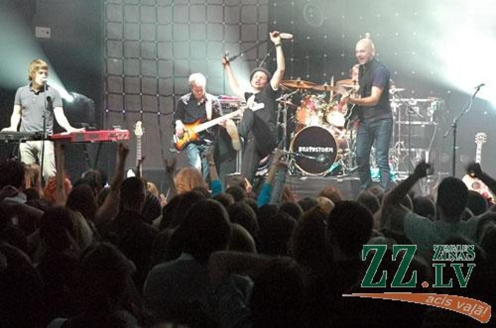 10.aprīlī Viļņā, klubā «Forum Palace» uzstājās grupa «Prāta Vētra», atzīmējot sava jaunā angliskā albuma «Years and Seconds» iznākšanu.

Albuma iznākšanas dienā - 15.martā - Londonā grupa sniedza koncertu klubā «Jazz Café», kam sekoja...