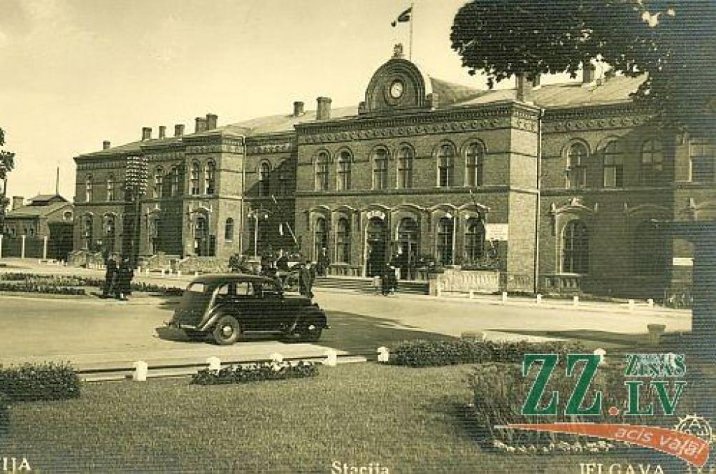 Šī ainava pēc kara mainījusies vismazāk. Vēsturiska un mūsdienās viena no vecākajām pilsētas ēkām ir Jelgavas stacija, kurai šogad aprit 128 gadi kopš uzcelšanas un 80 gadi kopš atjaunošanas.

Pēc Jelgavas Vēstures un mākslas muzeja...