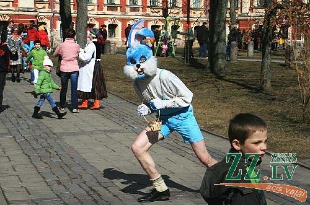 Jelgavas pils parks atkal pulcēja ģimenes uz olu ripināšanām, šūpolēm un citām izdarībām. Šķiet nu jau par gadskārtēju tradīciju kļuvis jautrais gaišzilais zaķis, kas jautri lēkā pie bērniem, un ar savu vasarīgo tērpu liek noprast, ka...