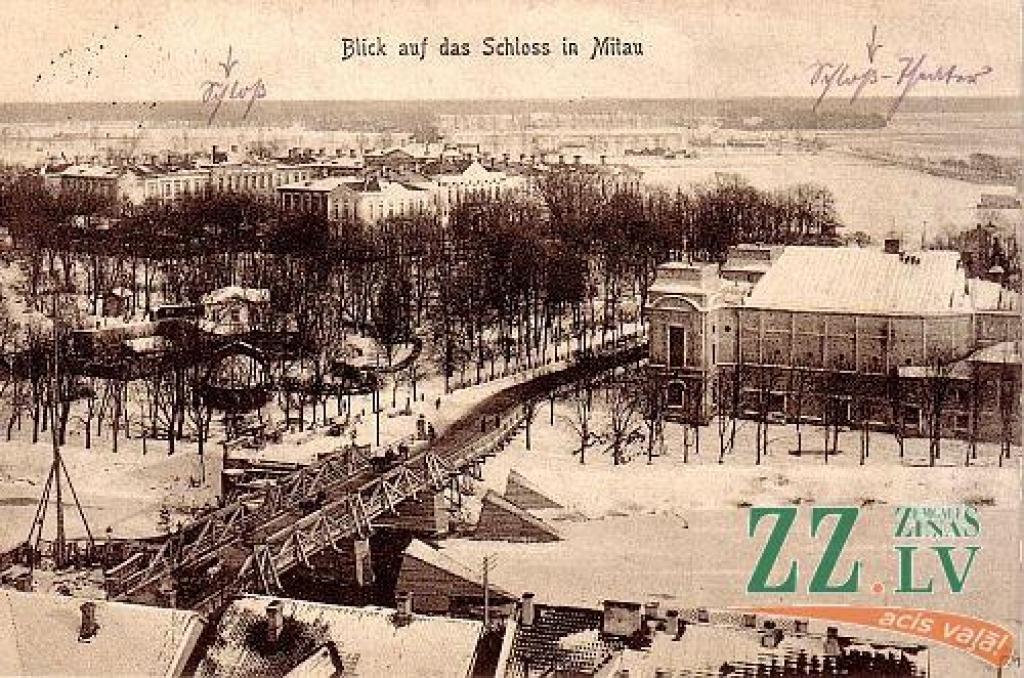 Šoreiz pagātnes un tagadnes bilžu sērijā ainava ir diezgan pazīstama un nav pilnībā pārvērtusies. Gan mūsdienu, gan vecajā attēlā tālumā pa kreisi redzam Jelgavas pili, paslēpušos kokos. Vienīgi vecajā bildē pilij ir tikai trīs korpusi,...