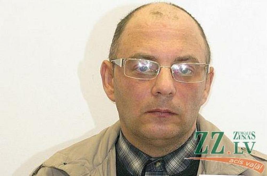Policija lūdz sabiedrības atbalstu citu šo personu izdarīto noziedzīgo nodarījumu atklāšanā. Iedzīvotājus, kuriem ir kāda informācija par attēlos redzamajiem vīriešiem, jāzvana Rīgas reģiona Kriminālpolicjai pa tālruni 67086546 vai uz anonīmo tālruni 67086677 vai 112.
Autors: Valsts policija