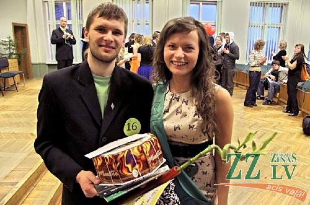 Konkursā «Miss un Misters Meži» uzvarēja topošā meža zinātniece Silva Zurkova no Lejasciema un saldenieks, kokapstrādes specialitātes students Renārs Bužoks.
Autors: Agris Samcovs