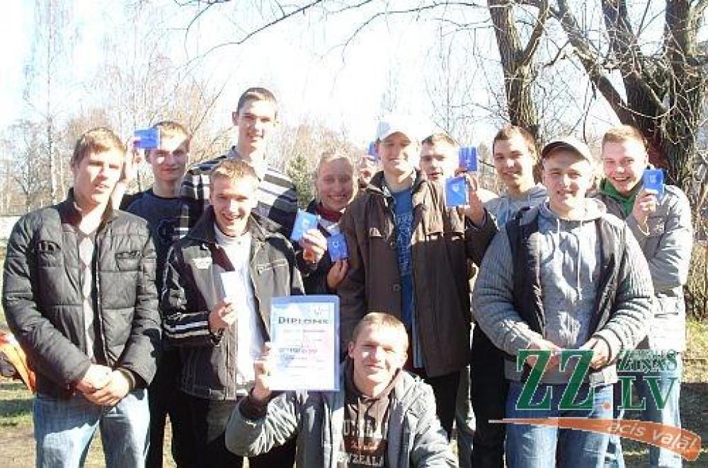 Ceļojumu jūlijā uz Stokholmu nopelnījuši Rinalds Strazdiņš (stāv no kreisās), Jānis Bērziņš, Vladimirs Gudeļonoks, Kristaps Kaļass, Inga Miķelsone, Jānis Eiduks, Vladimirs Logins-Vilkaste, Viesturs Stalts, Gints Aļhimovičs, Aigars Gulbis un komandas kapteinis Mārtiņš Birģelis (priekšplānā).
Autors: no JVĢ arhīva