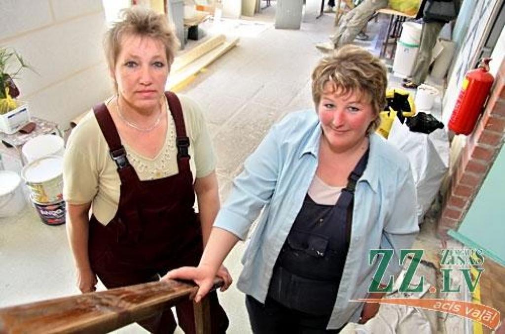 Jelgavas Amatniecības vidusskolas skolotāja Rita Kokorēviča un Zigrīda Devjakoviča
Autors: Agris Samcovs