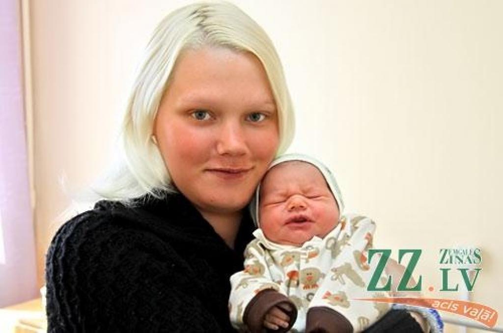 Lienes un Ilmāra Rozenfeldu ģimenes pieaugums sagaidīts 19.aprīlī pulksten 13.05. Mazā meitenīte piedzima 3200 gramu smaga un 50 centimetru gara. Vārdu Karolīna meitai izvēlējies tētis, savukārt dēlam Maiklam pirms četriem gadiem to izraudzījusies māmiņa. Ģimene mājo Bauskā.
Autors: Agris Samcovs