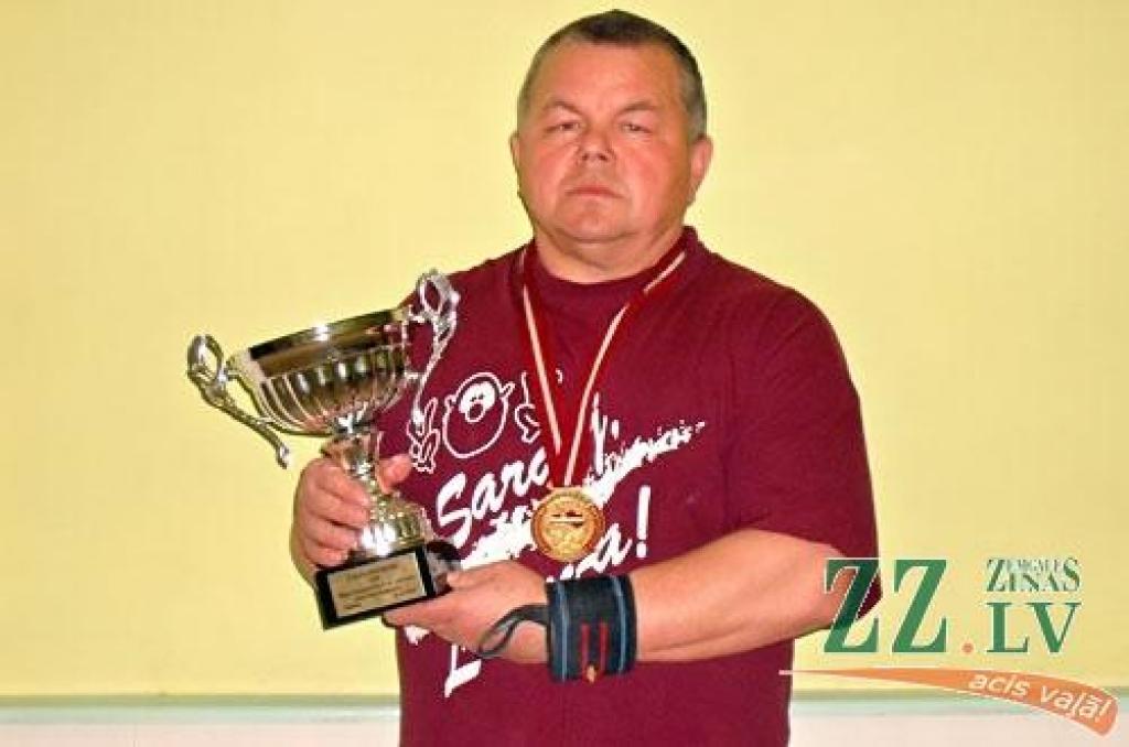 Jaunu Latvijas rekordu sacensībās sasniedza vecmeistars Aleksandrs Smelovs. 
Autors: No «Apolona» arhīva