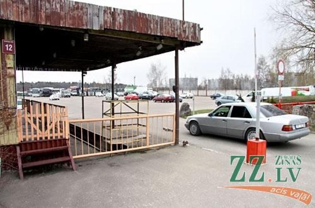 Firmas «Dace» stāvlaukumā aviācijas ielā 12 pēdējo četru gadu laikā policija novietojusi vien dažas mašīnas, tādēļ uzņēmuma valdes locekle Aiva Kima neslēpj, ka šis rūpals diezko ienesīgs nav un šoreiz Domes cenu aptaujā nepiedalīsies.
Autors: Agris Samcovs