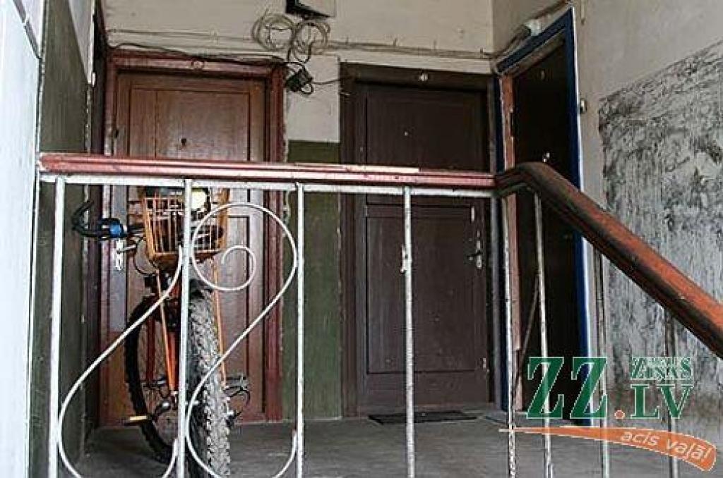 Aiz šīm durvīm Ozolniekos kopā ar māti un māsu Maigu mīt Alfons Ratnieks. Durvis neviens neatver, un patiesību par savu vairāku gadu bezvēsts prombūtni Alfons neatklāj pat tuviniekiem.
Autors: kasjauns.lv / Rojs Maizītis