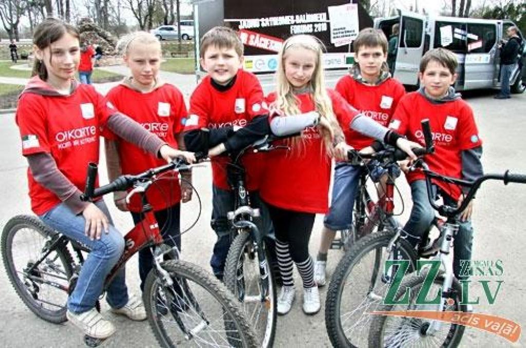 Saskaitot punktus, visvairāk to izrādījās komandai «Velospeči», kurā darbojās Sigita un Sintija Cimdiņas, Liāna Guļajeva, Marks Juris Griķis, Artūrs Jepifanovs un Renārs Kārkls (skolotājs Andris Mantejs) no Aizupes pamatskolas.
Autors: Agris Samcovs