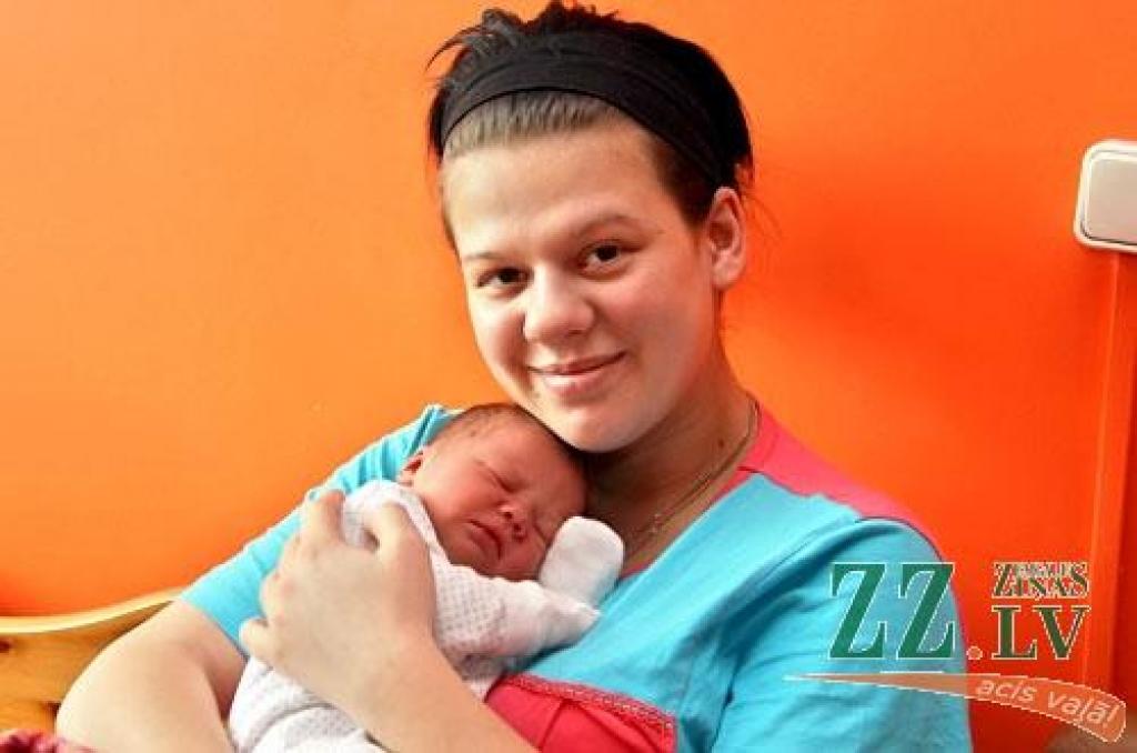 Aleksandra Komarova un Andrejs Preiss 11. aprīlī sagaidīja pasaulē nākam meitiņu Vanessu. Mazā jelgavniece piedzima 3150 gramu smaga, 51 centimetru gara un ir pirmā atvasīte ģimenē. Māmiņa neslēpj, ka vārds mazajai ielikts par godu izcilajai vijolniecei Vanessai Mejai. Mamma stāsta, ka meitiņai vēl puncī esot, pie Mejas vijolspēles bērniņš parasti palicis. Arī Aleksandras sapnis kādreiz bijis spēlēt vijoli, un mamma centīsies, lai to iemācītos meita.  
Autors: Agris Samcovs