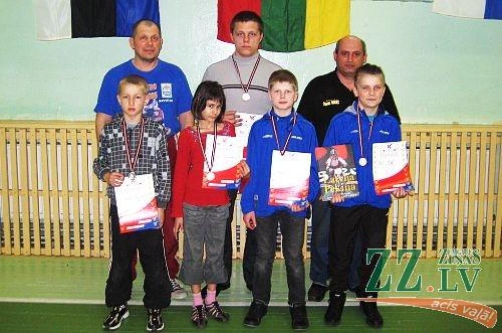 K.Kundziņa turnīra medaļnieki un treneri. Pirmajā rindā no kreisās Artēmijs Judins, Diāna Dzaseževa, Edgars Batkovskis, Juris Egle, otrajā – Vladimirs Smirnovs, Jānis Kogutičs, Tengizs Papaskiri.
Autors: no kluba «Milons» arhīva
