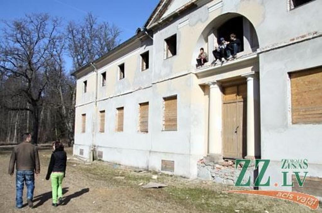 Puiku diezgan bīstamās spēles atgādina, ka muižai trūkst saimnieka.
Autors: Agris Samcovs