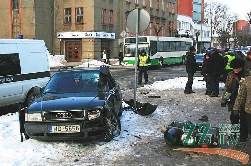 Janvārī Pasta un Raiņa ielas krustojumā negadījumā cieta arī luksofors.
Autors: Jānis Stundiņš