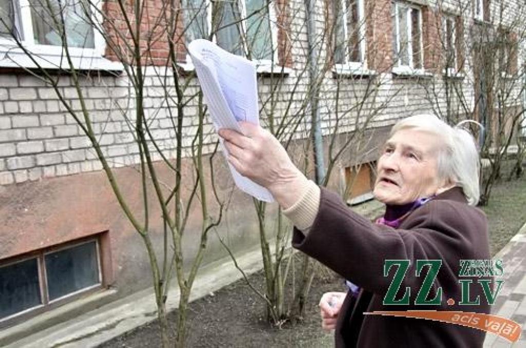 Mājas Raiņa ielā 10 iedzīvotāja komentē pretrunīgo situāciju.
Autors: Agris Samcovs