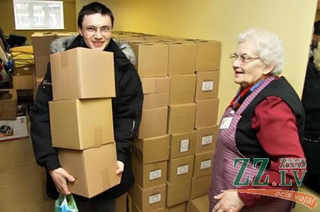 Sarkanā krusta Jelgavas komitejas locekle Ērika Dubelšteine paku sadalē iesaistījusies kā brīvprātīgā. Īpaši viņai sirds sāpot par trūkumā nonākušajām ģimenēm ar bērniem.
Autors: Agris Samcovs