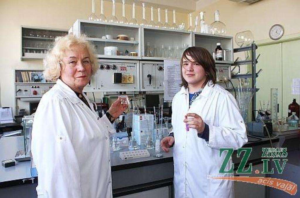 «Grindeks» Darba aizsardzības nodaļas Vides kontroles laboratorijas vadītāja Ilona Cederštrema (no kreisās) un Artūrs Pugejs.
Autors: Publicitātes foto