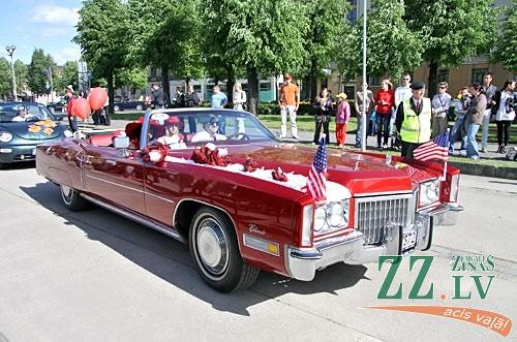 Nu jau vairākus gadus kādreiz tradicionālo motociklistu salidojumu Pilsētas svētkos Jelgavā nomainījusi kabrioletu parāde. Šajā reizē tie bija arī sezonas atklāšanas svētki «Kabrioletu vasara 2010», uz kuru Hercoga Jēkaba laukumā ieradās...