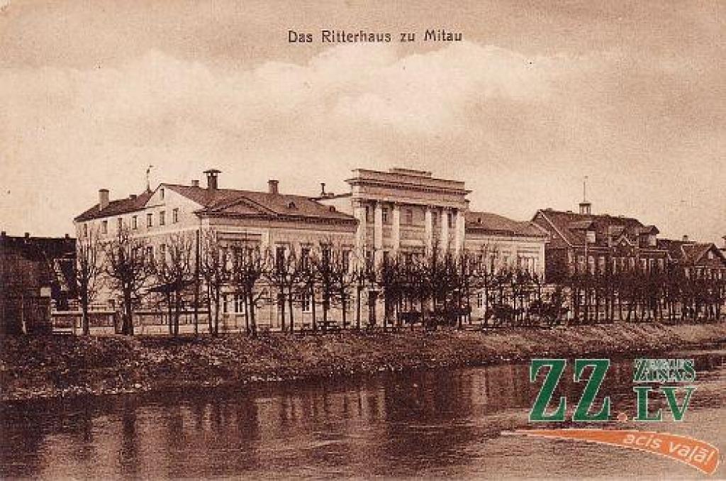 Vecajā attēlā Driksas krastā redzam Kurzemes bruņniecības namu jeb «Ritterhaus», kurā Latvijas brīvvalsts laikā iemājoja 2.Jelgavas Valsts vidusskola. Nams atradies aptuveni starp tagadējo viesnīcu un piecstāvu dzīvojamo ēku. Iespējams, ka...