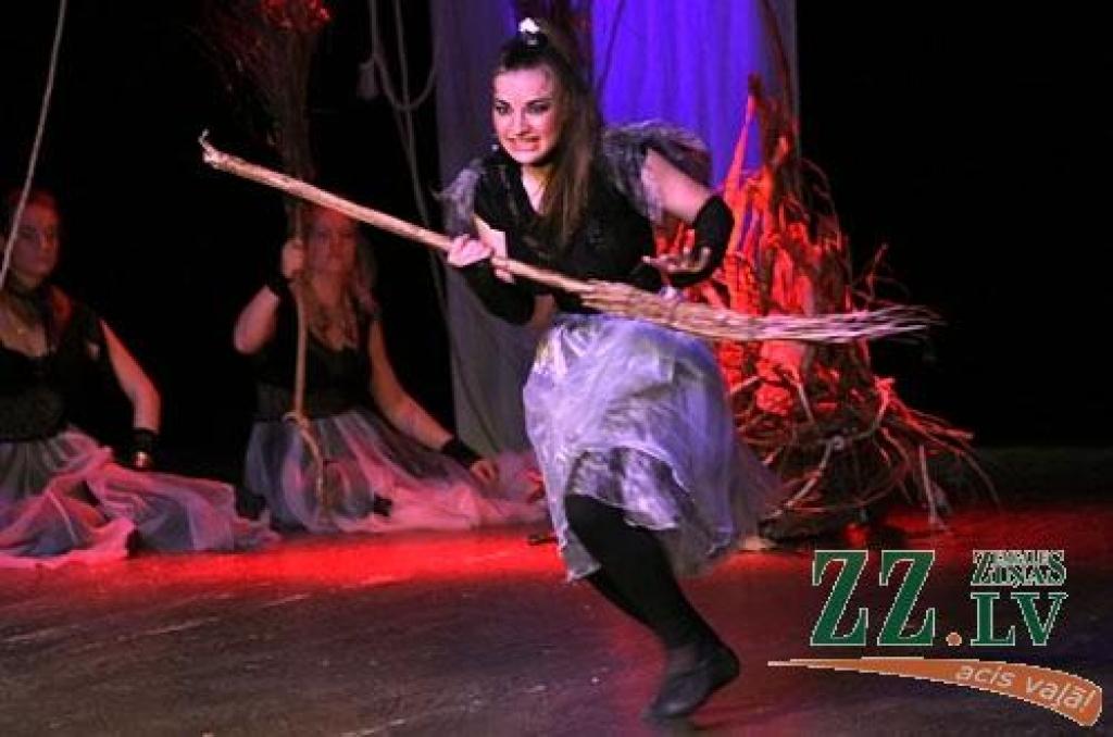 Ādolfa Alunāna Jelgavas teātris vakar un šodien mazajiem skatītājiem un viņu pieaugušajiem pavadoņiem bija sagādājis iespēju satikties ar Mazo raganiņu (Ilva Zvilna), gudrāko kraukli pasaulē Abraksu (Jānis Dūrējs) un nešpetnajām raganām,...