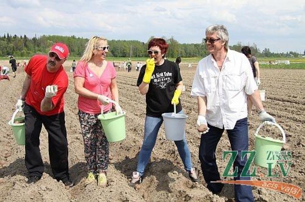 Nedēļas foto. «Eolika» kartupeļu talkā. Atsūti savu parakstu!

Aicinām jūs, lasītāji, iesūtīt publicēšanai gan savas, smaidu raisošas, ar Jelgavu un novadiem saistītas fotogrāfijas, gan asprātīgus parakstus publicētajam fotomirklim. Sūtiet...