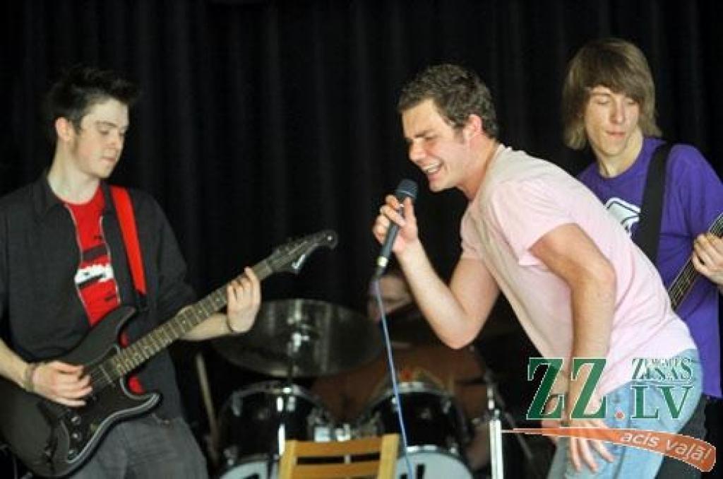 Šajās dienās Jelgavas 1.ģimnāzijā viesojas Šlēzvigas – Holšteinas federālās zemes Vācijā Luiselundas ģimnāzijas audzēkņu alternatīvās mūzikas grupa «Sizzlin' Sally». Ar šo ģimnāziju jelgavnieki skolēnu apmaiņas programmās sadarbojas jau 15...