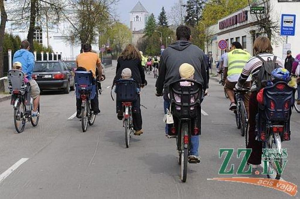 Nedēļas foto. Atsūti savu parakstu!

Aicinām jūs, lasītāji, iesūtīt publicēšanai gan savas, smaidu raisošas, ar Jelgavu un novadiem saistītas fotogrāfijas, gan asprātīgus parakstus publicētajam fotomirklim. Sūtiet tos uz e-pasta adresi...