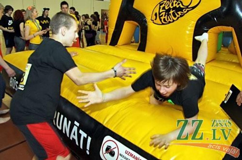 Jelgavas Sporta hallē vakar notika pēdējais skolēnu sporta un prāta spēļu «ZZ čempionāts» pusfināls.

Par ceļazīmi uz «Zelta zivtiņas» finālu 6.jūnijā Rīgā un ceļojumu uz saulaino Itāliju sacentās Jelgavas 1.ģimnāzijas un citu Zemgales...