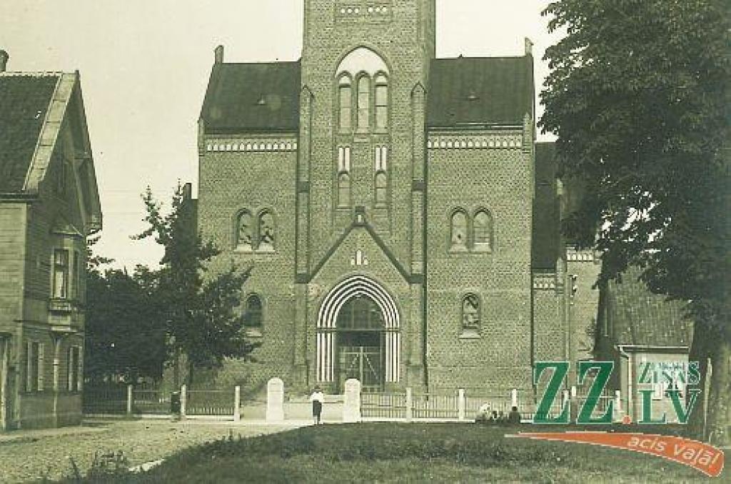 Arī šoreiz «Ziņu» fotogrāfs iemūžinājis mūsdienās aptuveni tādu pašu ainavu, kāda fotografēta 20.gadsimta sākumā, taču, ņemot vērā galerijas pirmās bildes tehniskās prasības pēc horizontāla kadrējuma, salīdzināmie attēli ir fotogalerijas...