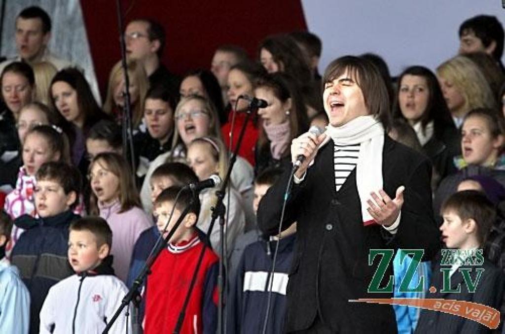 4.maija svētki Jelgavā turpinājās ar koncertu Uzvaras parkā «Ikviens ir Latvija!». Droši vien labvēlīgākos laika apstākļos pirmā sezonas brīvdabas koncerta apmeklētāju pulks būtu kuplāks, bet interesentu netrūka arī šoreiz. Līdzīgi...