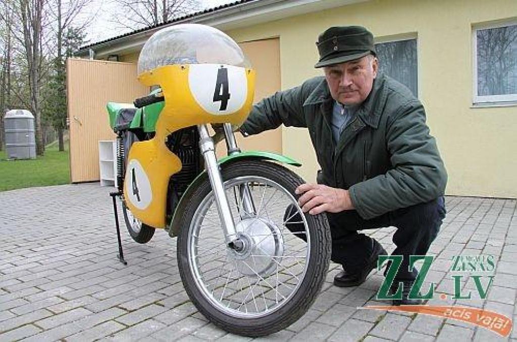 «Man muzejā ir gandrīz divdesmit visādu sporta motociklu, līdz šim trūka kaut viena šosejnieka. Braucot šosejā pa apli, lieliski panākumi bija Agrim Neijam, agrākos laikos jelgavniekiem Jānim Hāzem, Andrejam Efertam. No kāda kolekcionāra Rīgā esmu iemainījis septiņdesmito gadu beigās Biķernieku trasē braukto šosejas krievu motociklu «Kovrovec»,» stāsta Alfrēds Zamockis, kura motociklu kolekcija ir viens no tūrisma objektiem Ozolnieku novadā. Lietpratējs paskaidro, ka šoseju motociklu sportists vada, pa pusei nogūlies uz benzīna bākas. Stūres kustība ir ierobežota. Pagriezienos braucamais tiek gāzts līdz pat četrdesmit grādu leņķim. Ļoti svarīga ir riepu kvalitāte, izsvērti riteņi, amortizatori, bet sportistam – līdzsvara izjūta, reakcija. Asākos pagriezienos celis strīķē asfaltu.
Autors: Agris Samcovs