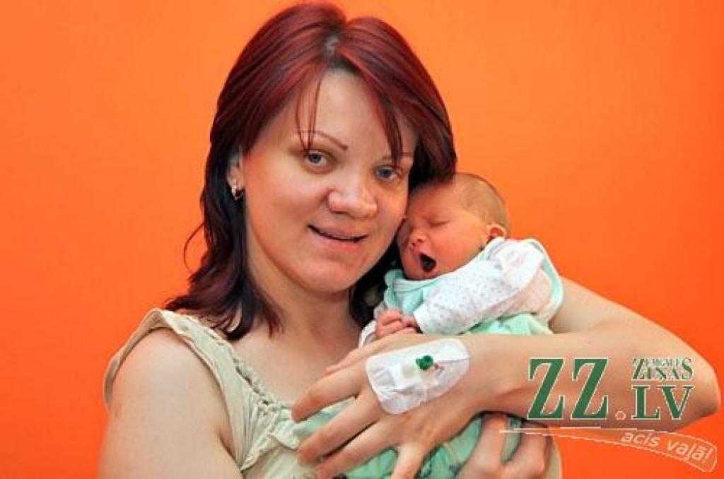 Svētdienas, 16.maija, pievakarē par divu bērnu vecākiem kļuva jelgavnieki Gita un Staņislavs Akimovi, kad viņu ģimenei trīs kilogramus smaga un 51 centimetru gara piepulcējās mazā Elīna, kuru mājās gaida četrgadnieks Alberts. Tētis gan mazulīti vaigā redzēs pēc kāda brītiņa, jo devies jūrā, stāsta mamma.
Autors: Agris Samcovs