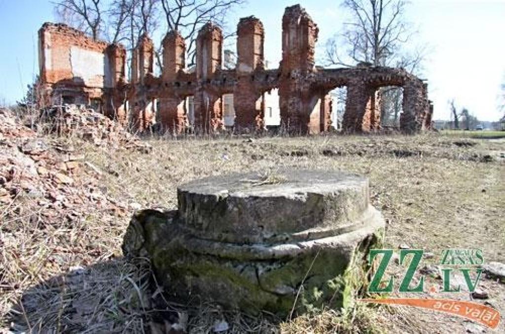 Elejas pils parku patlaban rotā vienīgi agrākās pils drupas.
Autors: Agris Samcovs