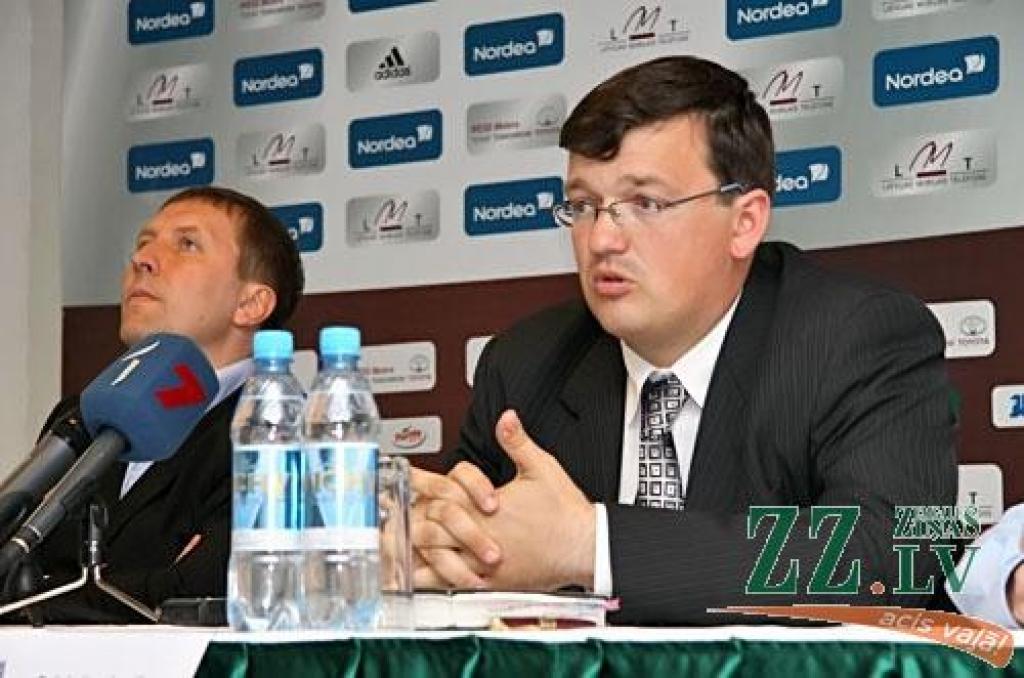 No kreisās: futbola kluba «Jūrmala VV» galvenais treneris Vladimirs Babičevs un FK «Jelgava» galvenais treneris Dainis Kazakevičs.
Autors: Agris Samcovs