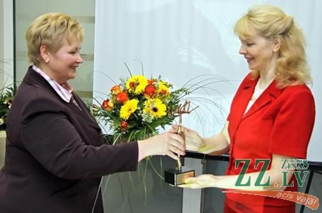 AAS «Balta» Lielrīgas un Viduslatvijas reģionu vadītāja Domicela Dzalbe pasniedz balvu Zaļenieku kultūras nama vadītājai Inesei Roznerei.
Autors: Agris Samcovs