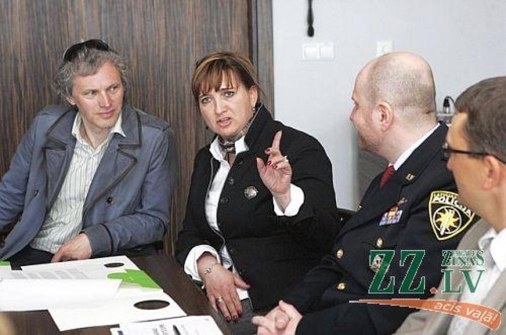 Pauls Timrots (žurnālists, auto un satiksmes eksperts), Baiba Sipeniece-Gavare (radio un TV personība), Edmunds Zivtiņš (Valsts policijas Galvenās kārtības policijas pārvaldes Prevencijas pārvaldes priekšnieks), Ints Krasts («SEB Dzīvības apdrošināšanas» valdes priekšsēdētājs).
Autors: Valda Kalniņa (AFI)