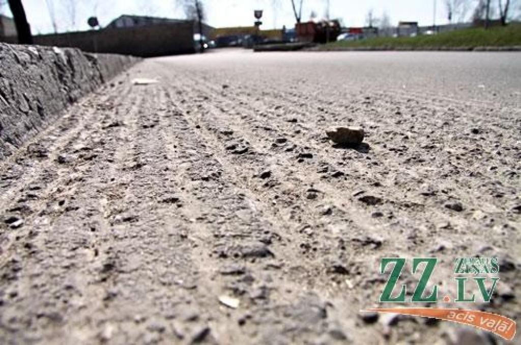 SIA «Kulk» greideru ziemā radītie skrāpējumi Māras ielas asfaltā.
Autors: Agris Samcovs