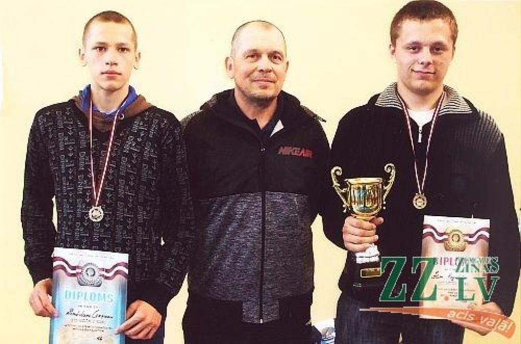 Jānis Kogutičs (pa labi) tika atzīts par visu sacensību labāko cīkstoni, citam kluba «Milons» trenera Vladimira Smirnova (centrā) audzēknim Vladislavam Čerņakam (pa kreisi) –  sudrabs.
Autors: Boļeslavs Matusevičs