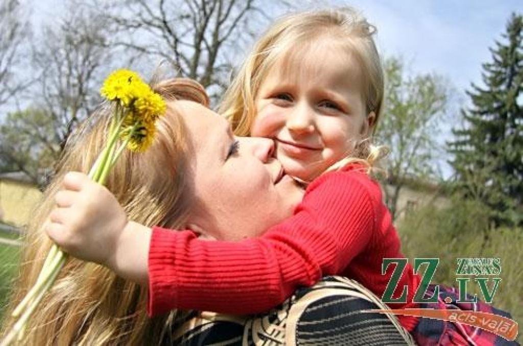Jelgavnieces Ērikas Bruces otrā meitiņa Kristiāna ģimenē bija plānots un gaidīts bērniņš: «Nekad neesmu domājusi, vai valsts man par to kaut ko maksās, vai kādu pabalstu atņems. Vārds «mamma» uz meitiņas lūpām ir pats saldākais un skaistākais pasaulē. Tā dēļ vien ir vērts dzīvot. Nekad bērni mūsu ģimenē nav bijuši par apgrūtinājumu, un es ticu, ka viņi to jūt. Lai priecīga visiem Mātes diena!»
Autors: Agris Samcovs