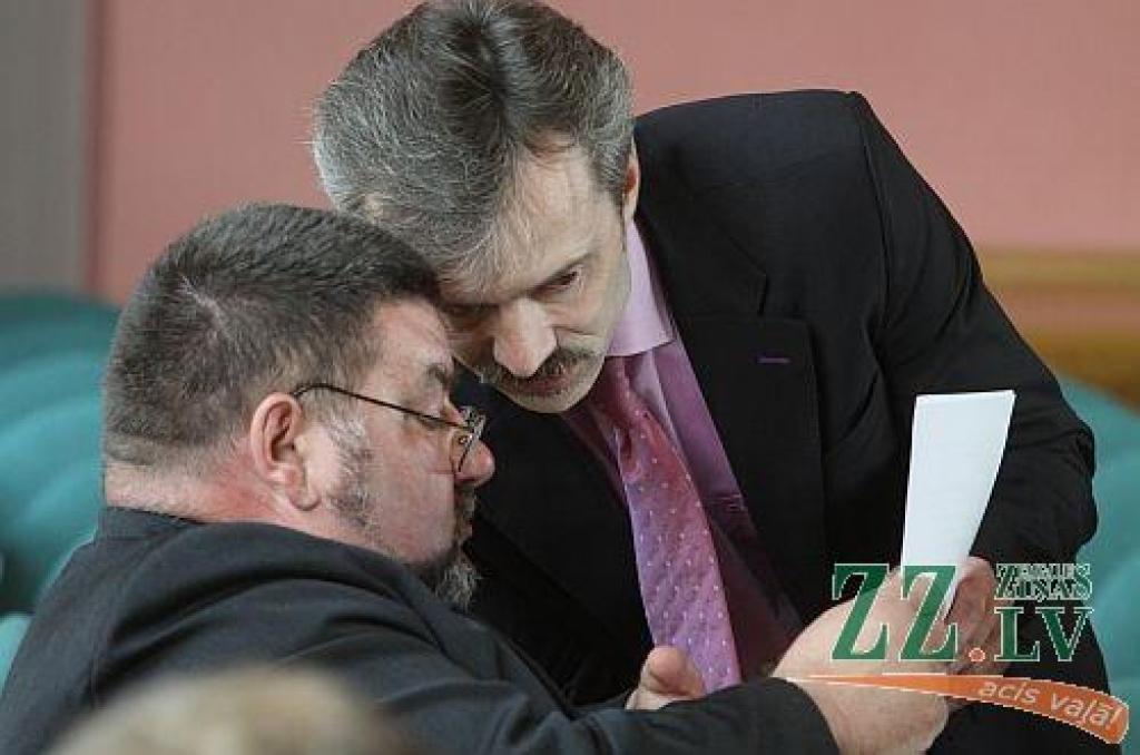 Jelgavas novada Domes priekšsēdētājs Ziedonis Caune un novada pašvaldības Juridiskās nodaļas vadītājs (un SIA «Lagzdiņa un Jēgera juridiskais birojs» līdzīpašnieks) Aldis Jēgeris.
Autors: Agris Samcovs