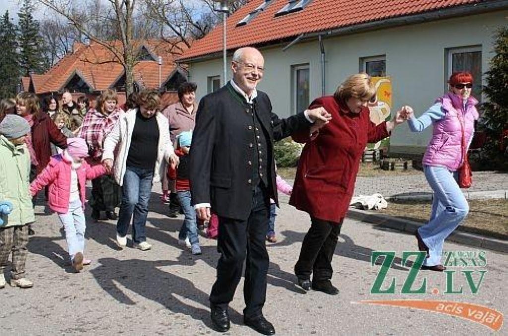 Leģionāra Ludviga Šmita dēls Joahims Zīgerists svinēja Lieldienas sava tēva pagastā. Pirmā no labās – Jaunsvirlaukas pagasta pārvaldniece Solveiga Arnīte.
Autors: Saiva Drupa