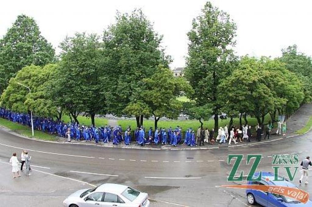 Nedēļas foto. Atsūti savu parakstu!

Aicinām jūs, lasītāji, iesūtīt publicēšanai gan savas, smaidu raisošas, ar Jelgavu un novadiem saistītas fotogrāfijas, gan asprātīgus parakstus publicētajam fotomirklim. Sūtiet tos uz e-pasta adresi...