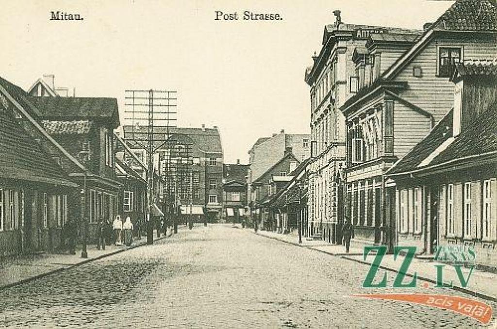 Vecajā un jaunajā attēlā redzam vienu un to pašu Pasta ielas posmu, kura redzamākā atšķirība ir tā, ka pirms Otrā pasaules kara Pasta iela neturpinājās aiz Lielās ielas. Precīzāk, no Lielās ielas tā sākās.

Kā informē Jelgavas Vēstures un...