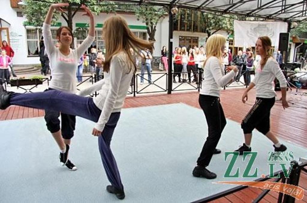 Lai ar kustību bagātinātu Jelgavas kultūras vidi, kā arī ļautu klātesošajiem piedalīties dejas rašanās maģijā, deju studijas «Intriga» dalībnieces kopā ar Baltijas Jauno mūziķu skolas audzēkņiem horeogrāfes Sintijas Siliņas vadībā trešdien...